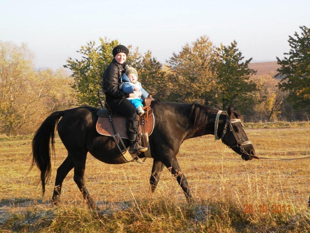 Ваня с мамой на лошадке